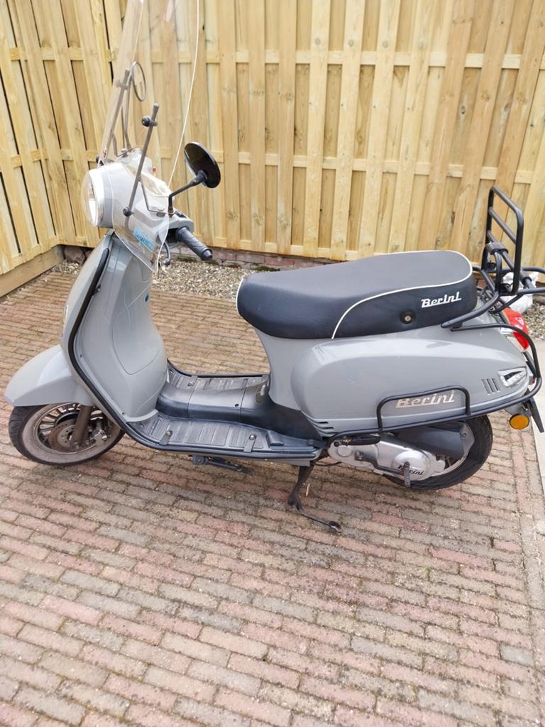 Mooie nette scooter, Fietsen en Brommers, Ophalen of Verzenden, Zo goed als nieuw, Benzine, Overige merken