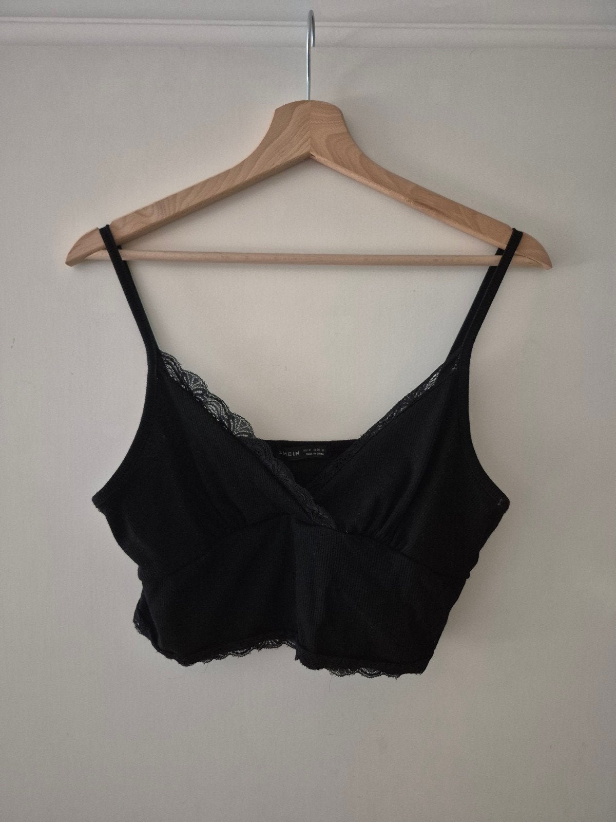 Zwarte kanten crop top, Maat 38/40 (M), Zwart, Ophalen of Verzenden, Zo goed als nieuw