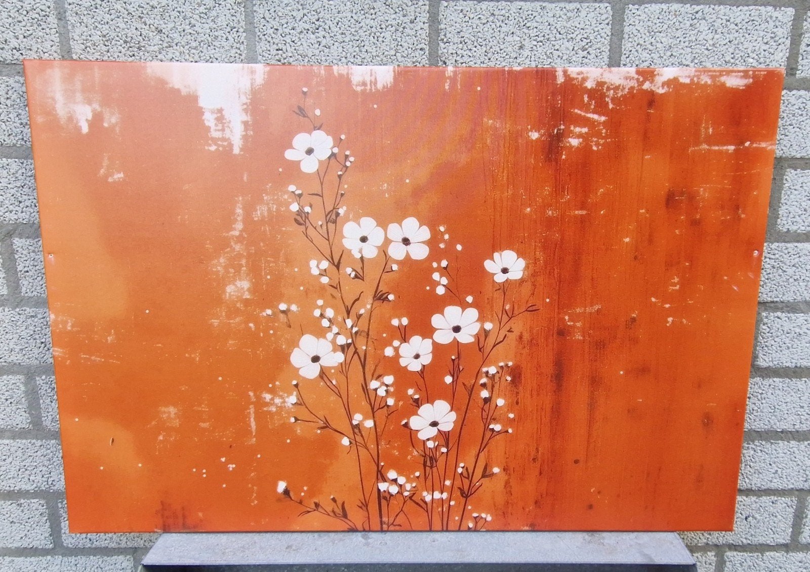Nieuw! Canvas met witte bloemen op roest/oranje achtergrond, 50 – 75, Gebruikt, Ophalen of Verzenden, Schilderij