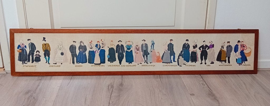 geborduurd en mooi ingelijst bordurwerk klederdrachten, Verzenden, Zo goed als nieuw