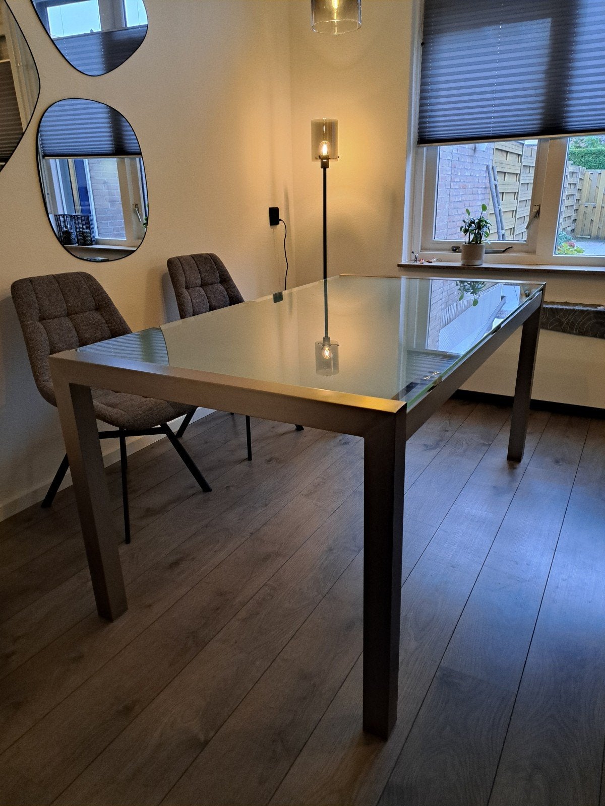 Moderne eettafel met glazen blad en metalen frame, Ophalen, 50 tot 100 cm, Zo goed als nieuw, Glas