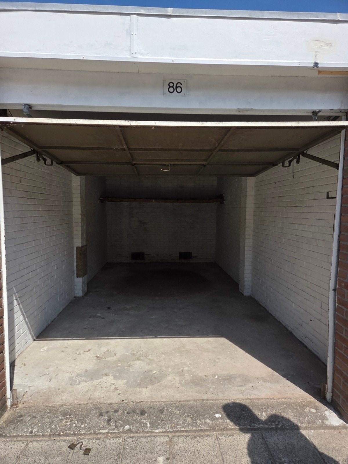 TE HUUR: RUIME GARAGEBOX IN ROTTERDAM-ZUID IJSSELMONDE, Auto diversen, Autostallingen en Garages