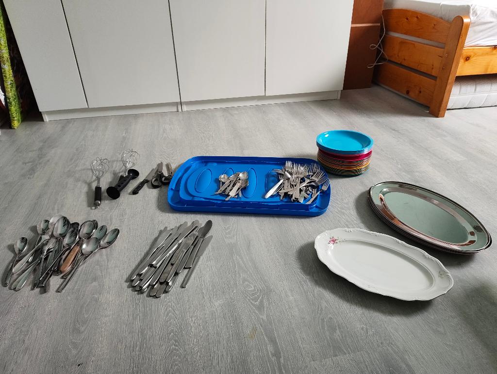 Veel borden en bestek, Huis en Inrichting, Keuken | Servies, Ophalen, Overige materialen, Gebruikt, Overige typen