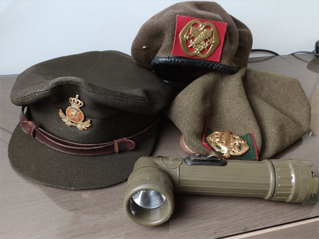 leger pet en baretten, Verzamelen, Verzenden, Landmacht, Nederland, Helm of Baret