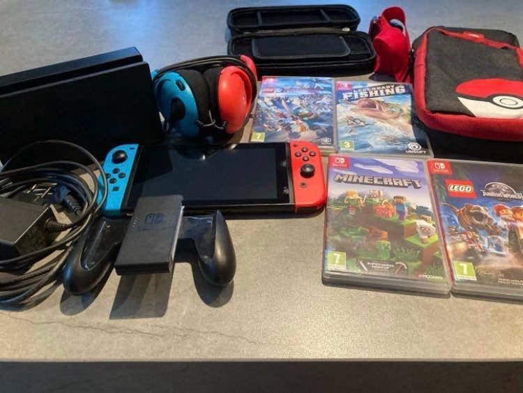 Nintendo Switch V2 met 4 games, headset en accessoires, Spelcomputers en Games, Spelcomputers | Nintendo Switch, Met games, Met 2 controllers
