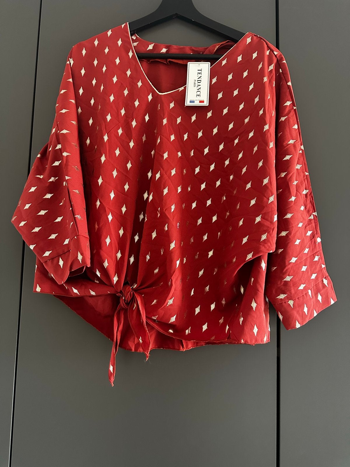 Nieuwe Tendance Paris Blouse - One Size - Rood met Goud, Ophalen of Verzenden, Nieuw, Rood