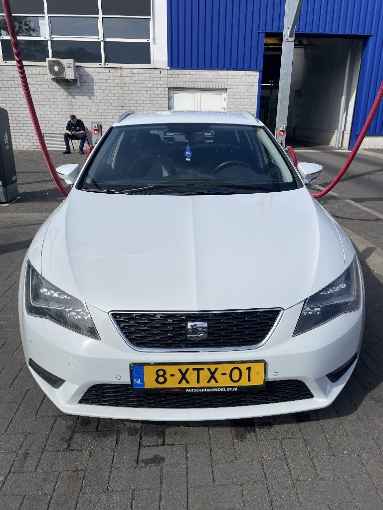 Prachtige Seat Leon 1.6 TDI met nieuwe APK 110pk 2014 Wit, Auto's, Voorwielaandrijving, Dealer onderhouden, Zwart, 4 cilinders