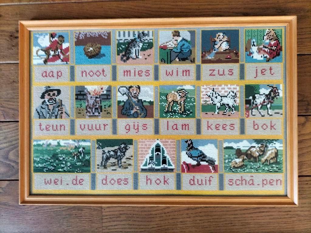 Vintage ingelijst borduurwerk leesplankje aap - noot - Mies, Ophalen