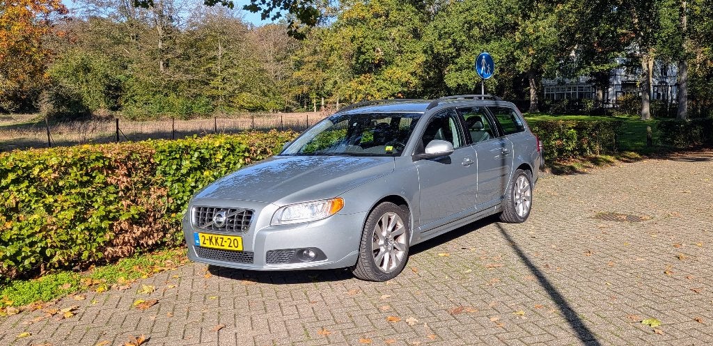 Volvo V70 T4 132KW Automaat 2013 APK september 2027, Auto's, 1596 cc, 1503 kg, Zwart, 179 pk