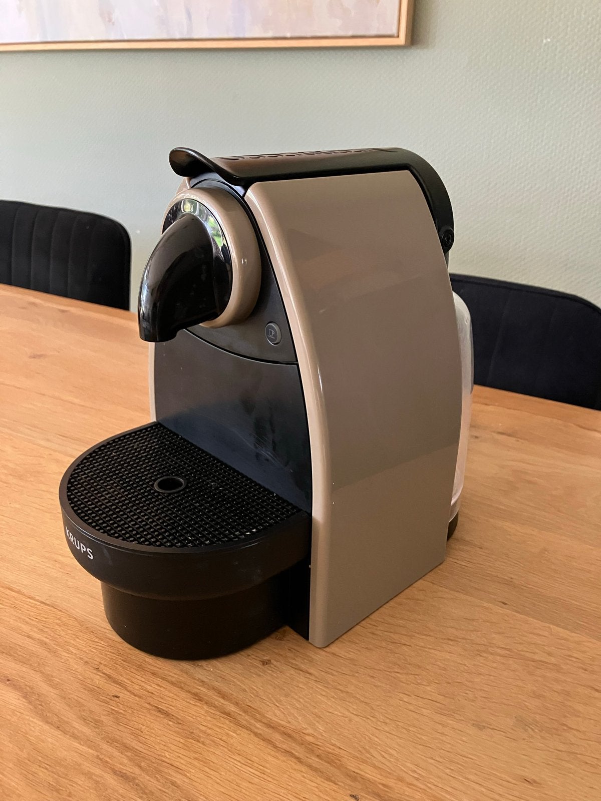 Krups Nespresso Essenza XN214010, Gebruikt, Espresso apparaat, Ophalen of Verzenden, 1 kopje
