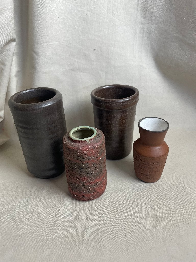 4 vintage bruine aardewerken vaasjes, Gebruikt, Bruin, Ophalen of Verzenden, 13 cm