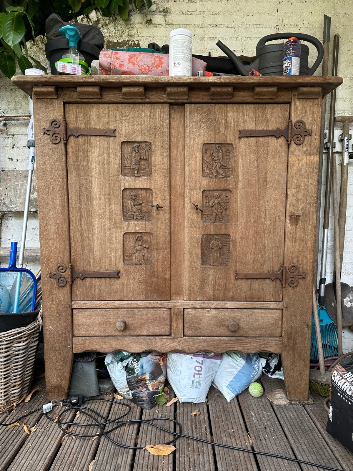Antieke houten kast met handgesneden figuren, Ophalen