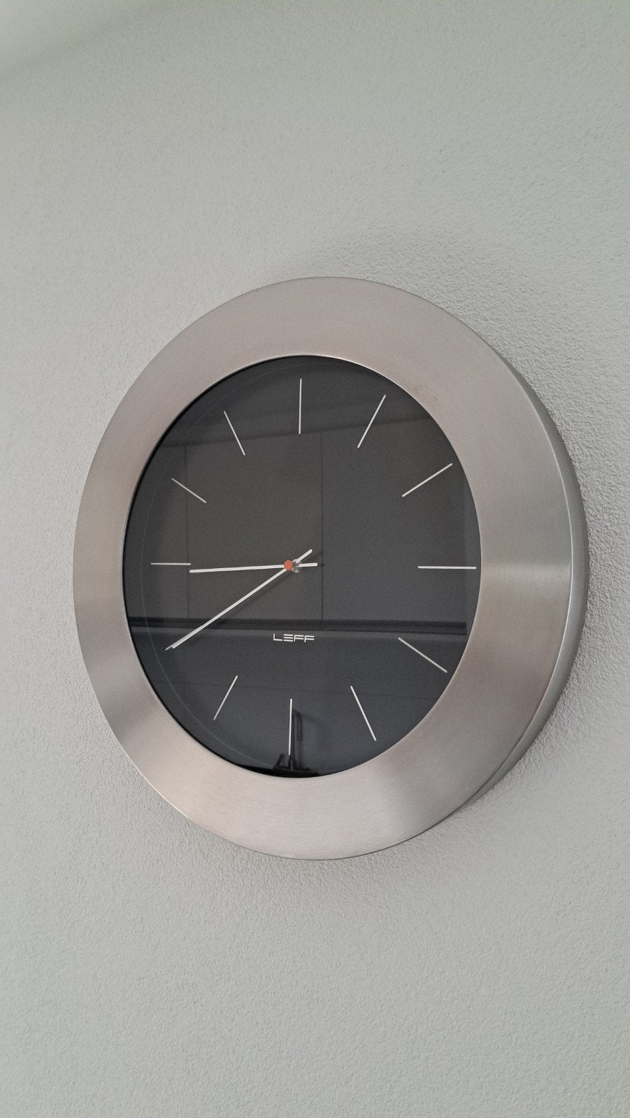 Moderne wandklok van LEFF Amsterdam, zilverkleurig, Wandklok, Analoog, Werkt op batterijen, Ophalen of Verzenden