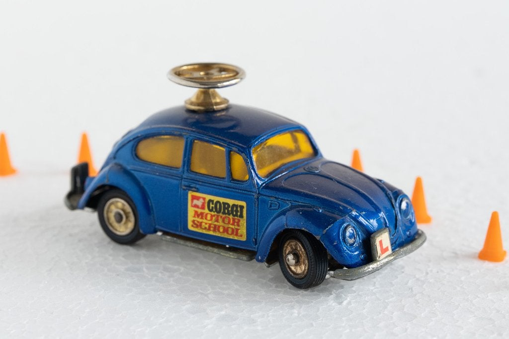 CORGI 400 VW Motot School / Lesauto incl. pillonnen, Ophalen of Verzenden, Gebruikt