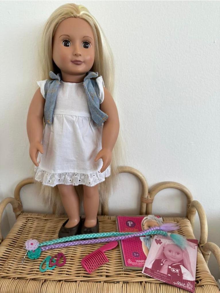 Our Generation pop Phoebe met accessoires, Ophalen of Verzenden, Zo goed als nieuw, Babypop