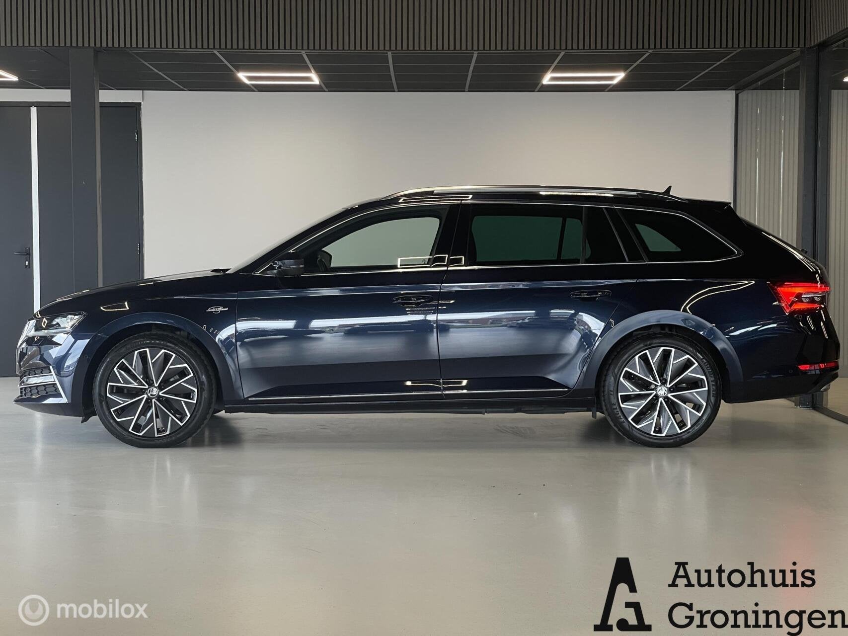 Skoda Superb Combi iV Laurin & Klement | Massage | Ventilati, Auto's, Skoda, Gebruikt, 4 cilinders, Blauw, Adaptive Cruise Control