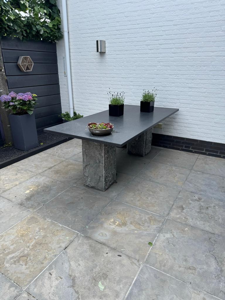 Tuintafel met blad van graniet en poten van natuursteen, Tuin en Terras, Tuintafels, Ophalen, Zo goed als nieuw, Rechthoekig, Overige materialen