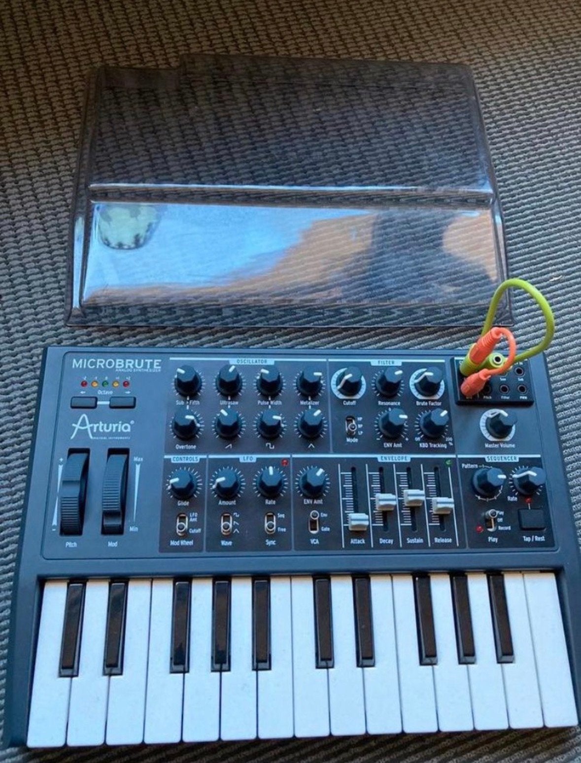 Arturia MicroBrute Analoge Synthesizer met decksaver, Muziek en Instrumenten, Overige merken, Gebruikt, Met midi-aansluiting, Overige aantallen