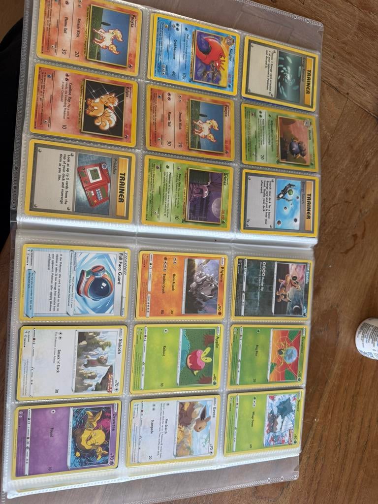 Grote map met diverse Pokémon kaarten, Ophalen of Verzenden, Zo goed als nieuw, Meerdere kaarten