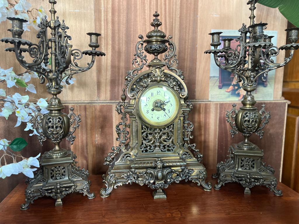 Antieke Samuel Marti pendule set met kandelaars, Ophalen of Verzenden, Koper of Brons