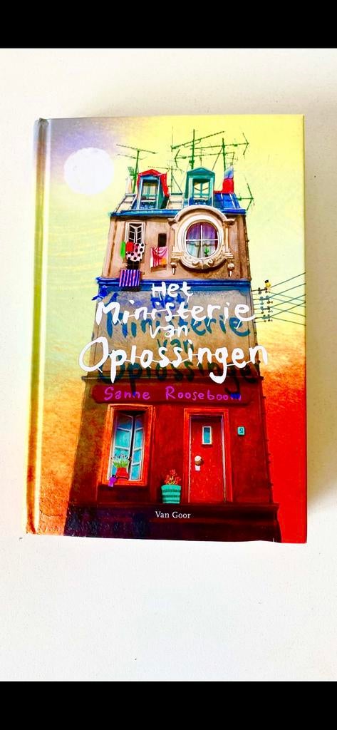 jeugdboek: ‘HET MINISTERIE VAN OPLOSSINGEN’, Boeken, Ophalen of Verzenden, Zo goed als nieuw, Fictie