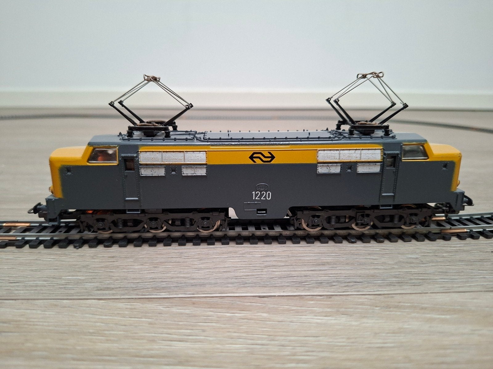 Lima locomotief NS 1220 met verlichting, Hobby en Vrije tijd, Modeltreinen | H0, Gebruikt, Analoog, Ophalen of Verzenden, Lima