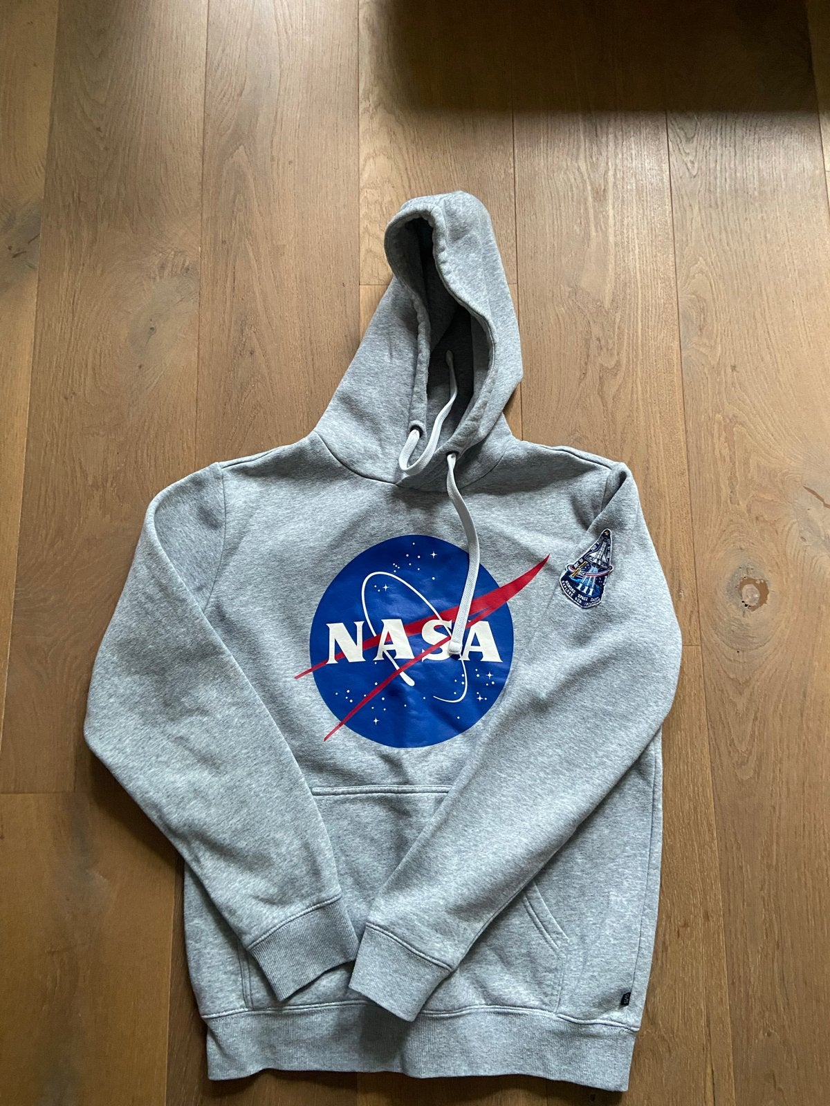 NASA hoodie grijs, maat M met embleem op de arm, Ophalen of Verzenden, Gedragen