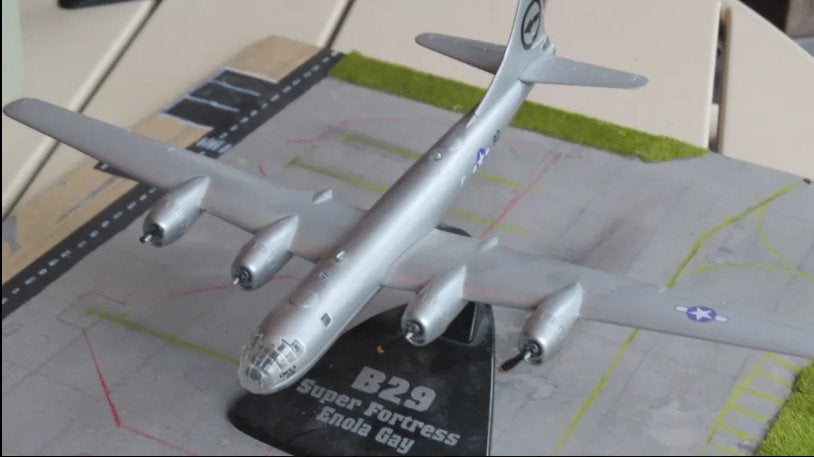 B-29 Super fortress Enola Gay, Schaal 1:144 - VliegtuigModel, Overige merken, 1:144 tot 1:200, Gebruikt, Ophalen of Verzenden