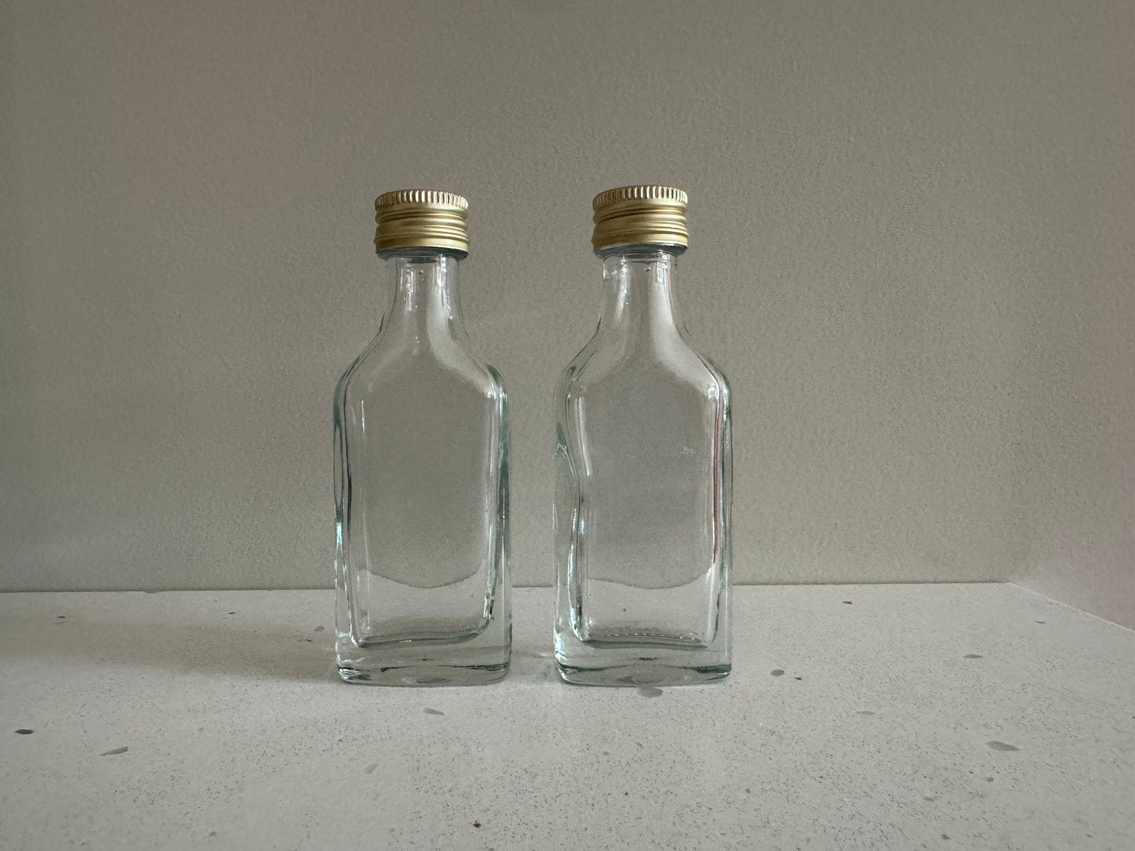 140 glazen flesjes 20ml • bruiloftbedankjes • goudkleur dop, Ophalen, Nieuw, Borrel- of Shotglas
