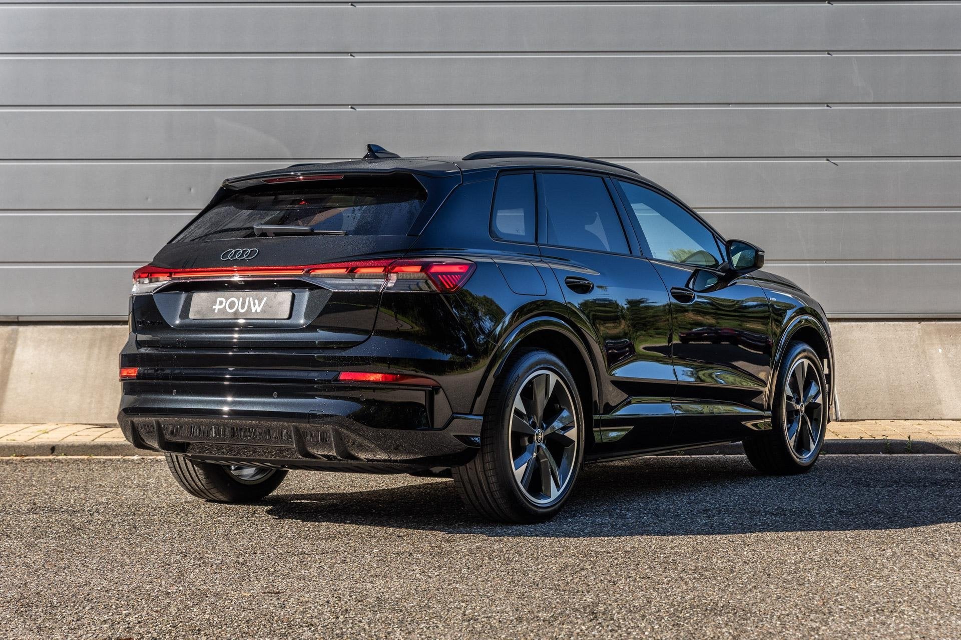 Audi Q4 e-tron S Edition 82 kWh | Panoramadak | Trekhaak Weg, Automaat, 12 maanden, Achterwielaandrijving, 510 min