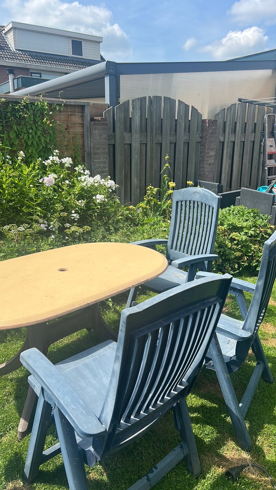 Tuintafel en 3 stoelen, Ophalen, 4 zitplaatsen, Kunststof, Gebruikt