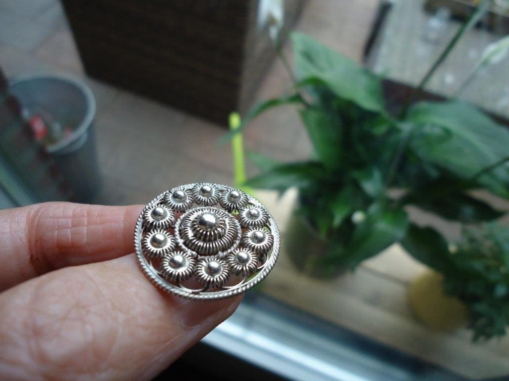 mooi echt zilveren zeeuws knopje broche gemerkt, Ophalen of Verzenden, Gebruikt, Zilver, Zilver