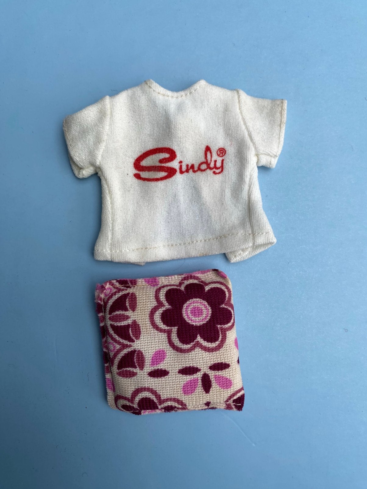 Vintage Sindy Pedigree t-shirt en kussen 80 s niet Barbie, Ophalen of Verzenden, Kleertjes