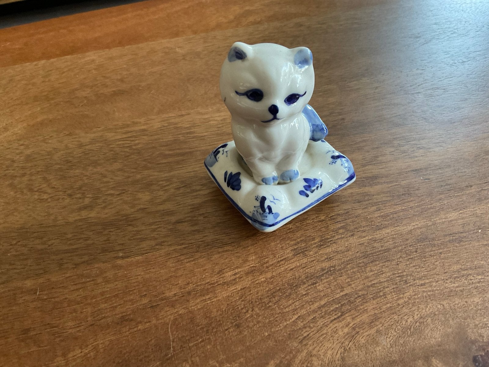 Schattig Delftsblauw Poesje op Kussentje - 8 cm hoog, Antiek en Kunst, Antiek | Keramiek en Aardewerk, Verzenden