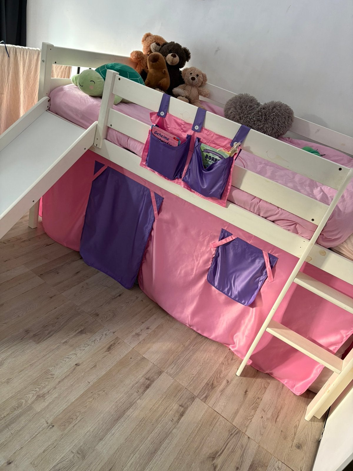 Hoogslaper met glijbaan, lattenbodem en gordijn., Kinderen en Baby's, Kinderkamer | Stapelbedden en Hoogslapers, Ophalen, Gebruikt