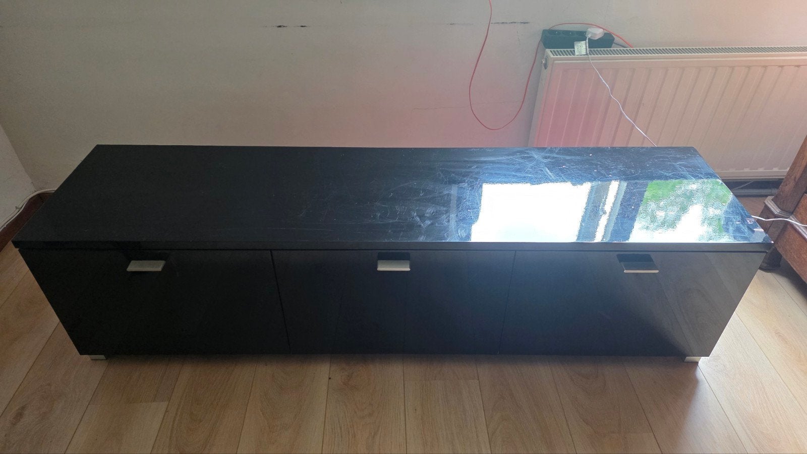 Pastoe hoogglans zwart tv-meubel met rode binnenkant, Gebruikt, Overige materialen, 150 tot 200 cm, Ophalen of Verzenden
