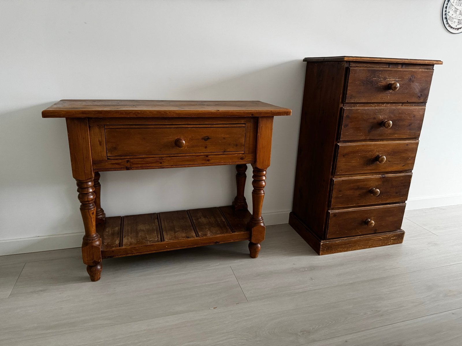Set van 2 antieke houten meubels: ladekast en sidetable, Ophalen