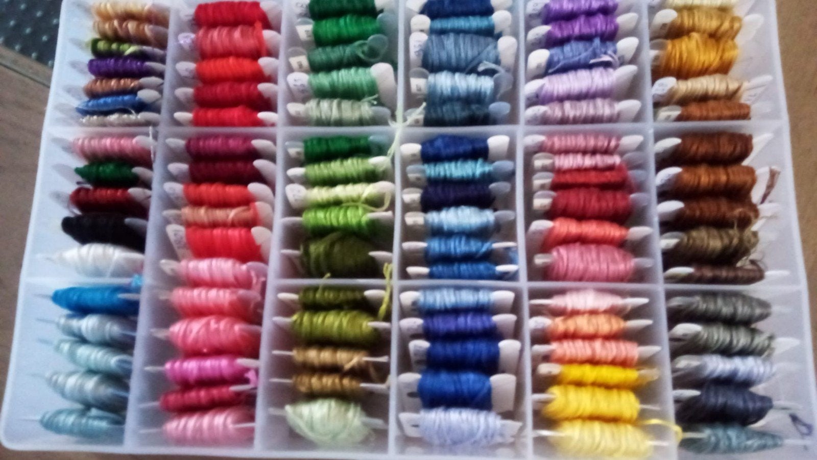 DMC + specials borduurgaren/borduurzijde in bewaardoos #2, Hobby en Vrije tijd, Verzenden, Nieuw, Handborduren, Borduurgaren of Zijde