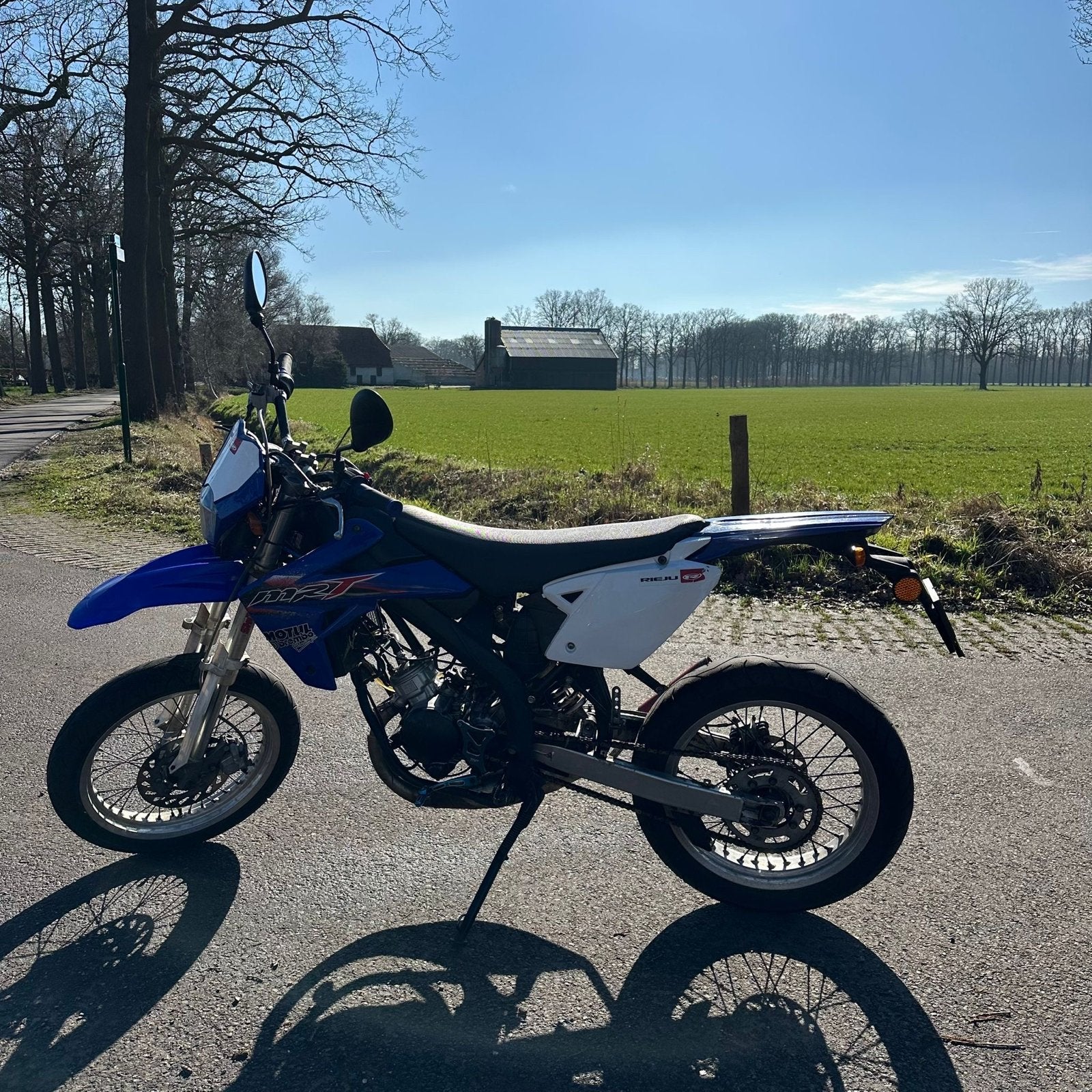 Rieju MRT 50 Supermoto - Blauw/Wit, Fietsen en Brommers, Brommers | Overige merken, Ophalen, 6 versnellingen, Gebruikt, Maximaal 45 km/u