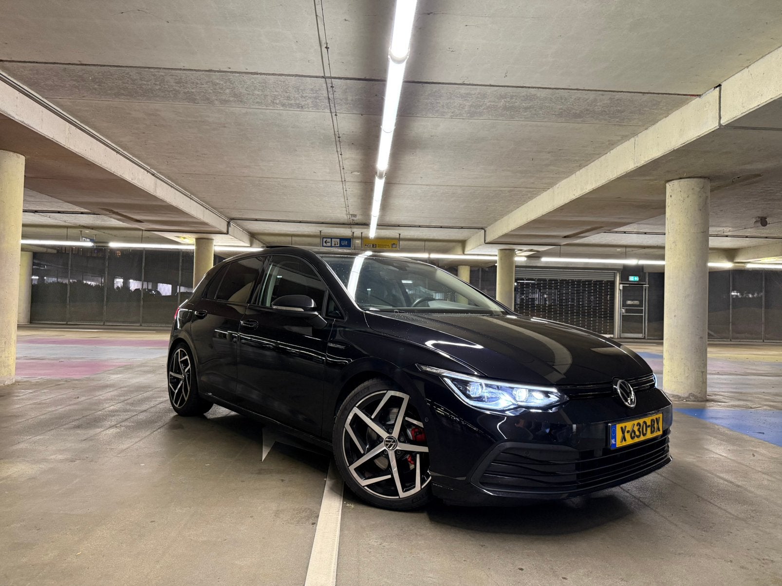 Volkswagen Golf 1.5 eTSI R-Line DSG |IQ.Light|Pano|Camera|, Zwart, 4 cilinders, Alcantara, Zwart
