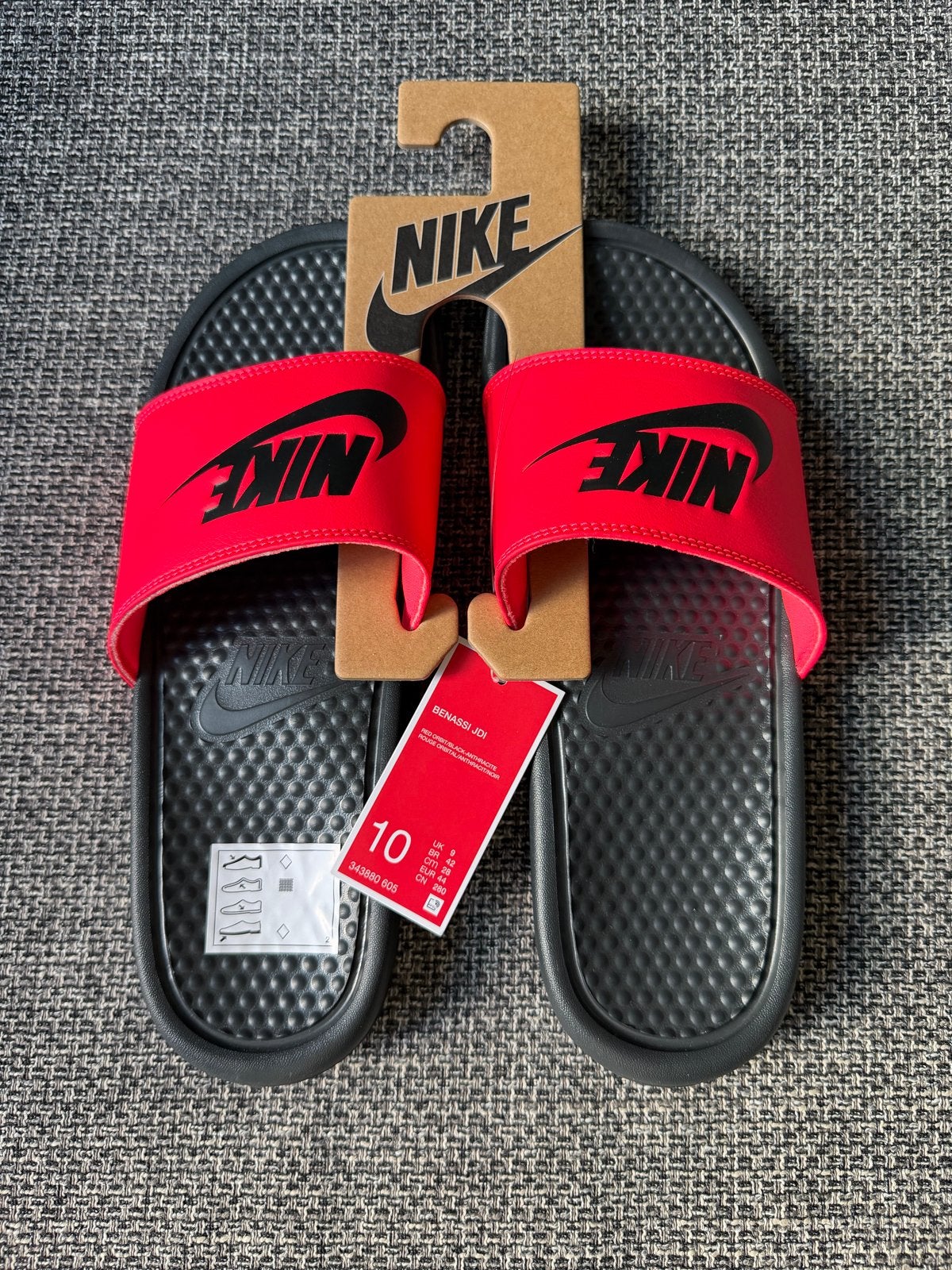 Nike Benassi JDI Slippers - Nieuw met labels - Maat 44, Slippers, Overige kleuren, Nieuw, Ophalen of Verzenden