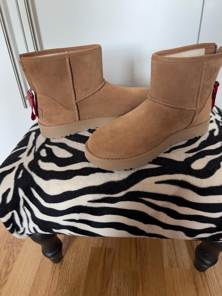 UGG classic mini logo zip mt.38 NIEUW, Kleding | Dames, Schoenen, UGG, Overige kleuren, Lage of Enkellaarzen, Nieuw
