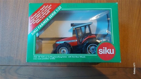 Siku 2960 MF 9240 met dubbele banden achter, Ophalen of Verzenden, Zo goed als nieuw, Tractor of Landbouw, SIKU