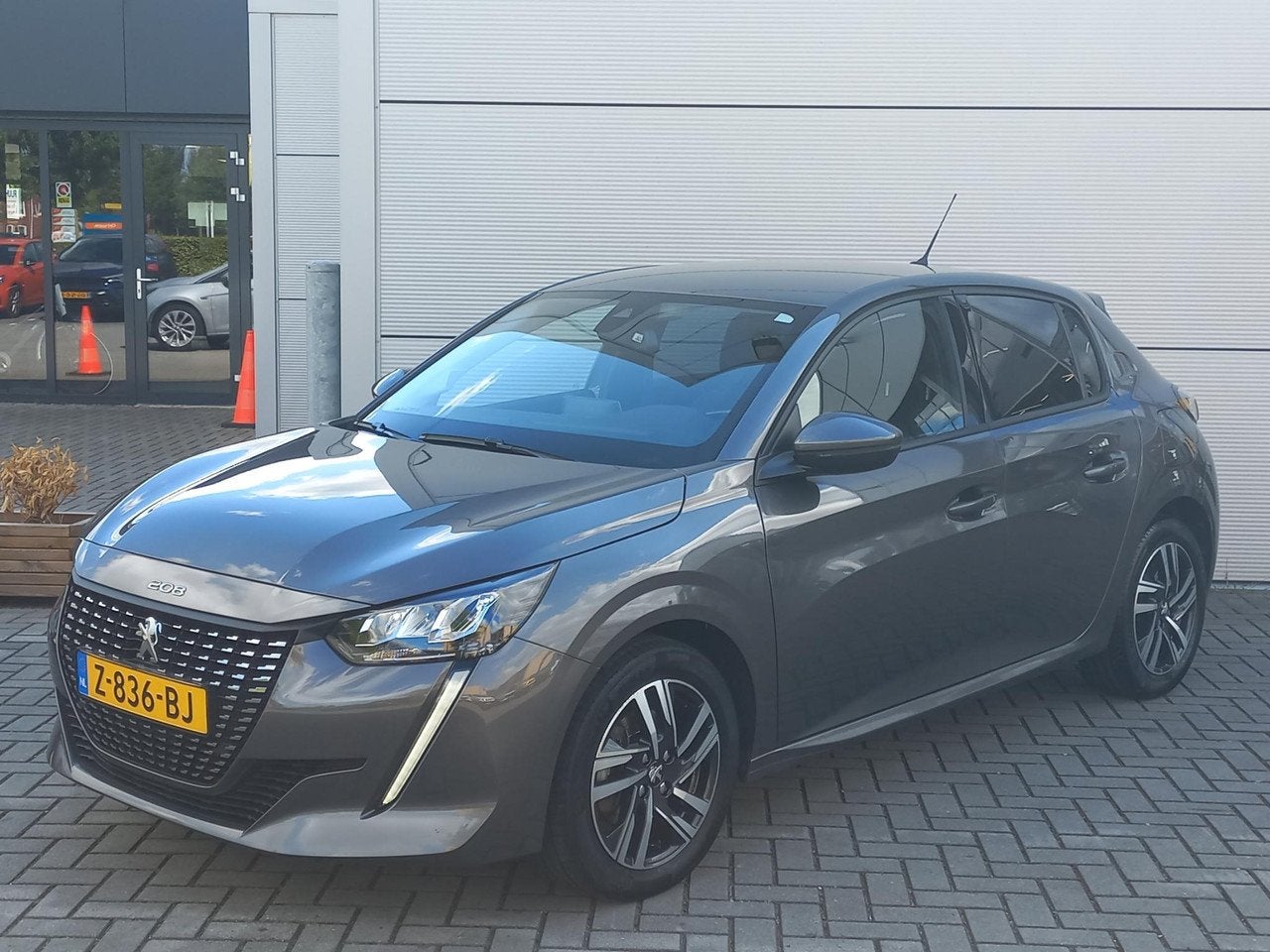 Peugeot 208 1.2T 100pk Allure Pack + extra's | Climate contr, Auto's, 101 pk, Gebruikt, 1199 cc, 49 €/maand