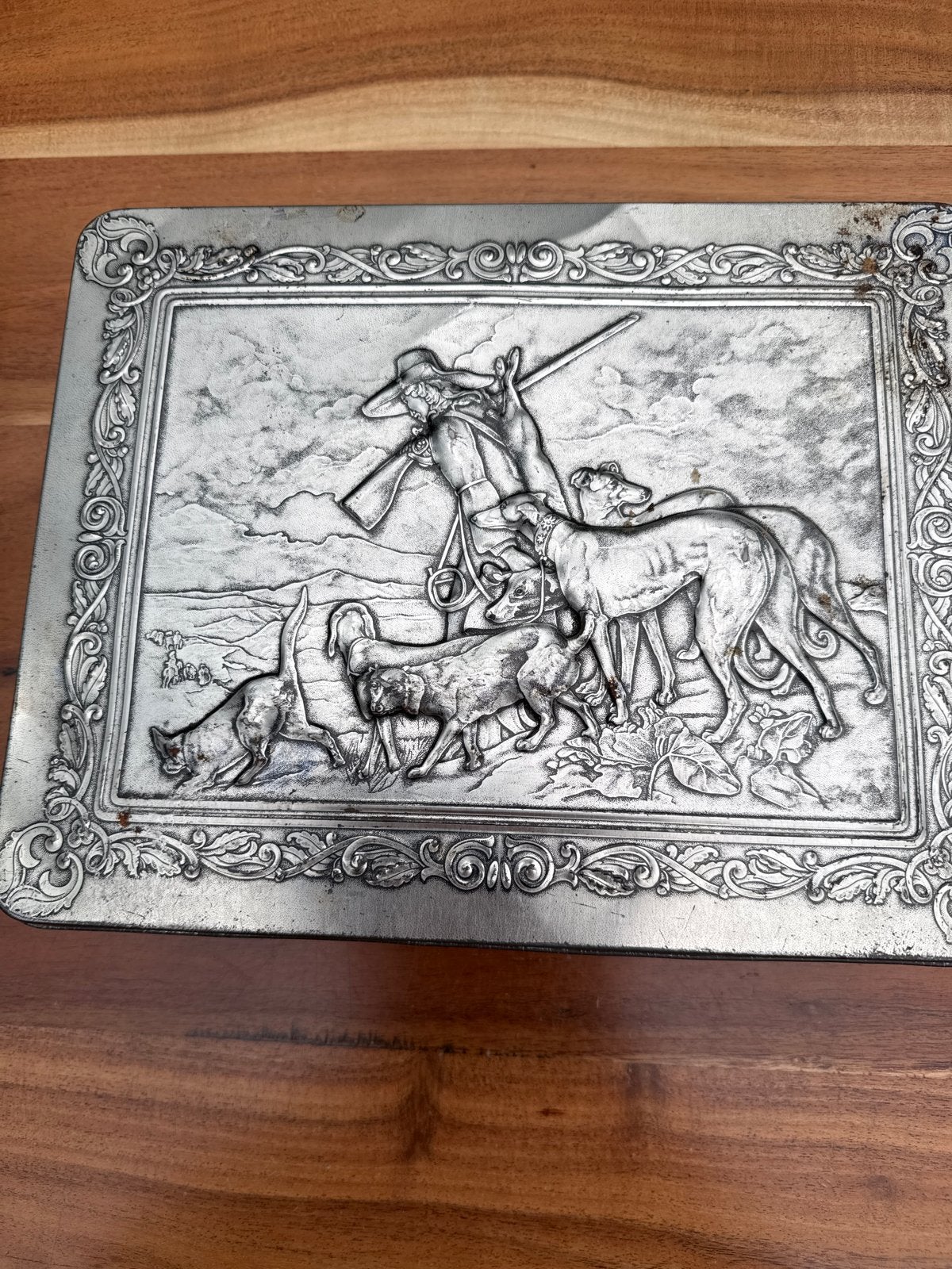 Antieke metalen doos met jachttafereel en hertenkoppen, Ophalen of Verzenden