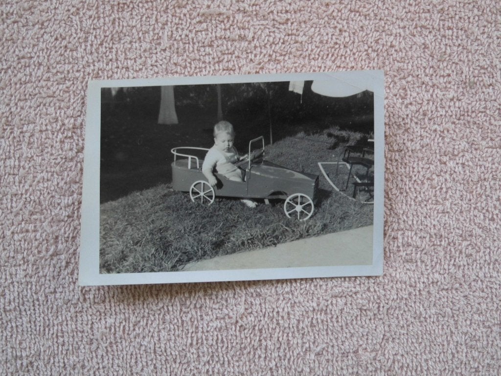 Vintage foto: Baby in trapauto, Pasen '60, 1960 tot 1980, Gebruikt, Foto, Ophalen of Verzenden