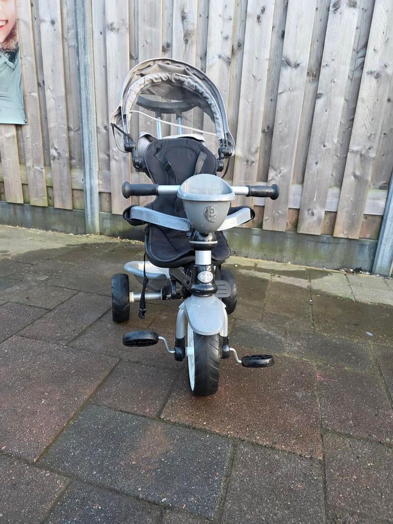 Zeer nette driewieler met afneembare stang en beugel, Ophalen of Verzenden, Zo goed als nieuw, Q Play, Duwstang