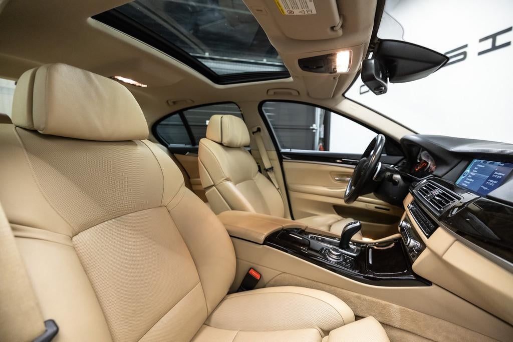 BMW 5 Serie 535xi High Executive Fiscale waarde € 6.000,-, Auto's, Automaat, Gebruikt, Beige, 2000 kg