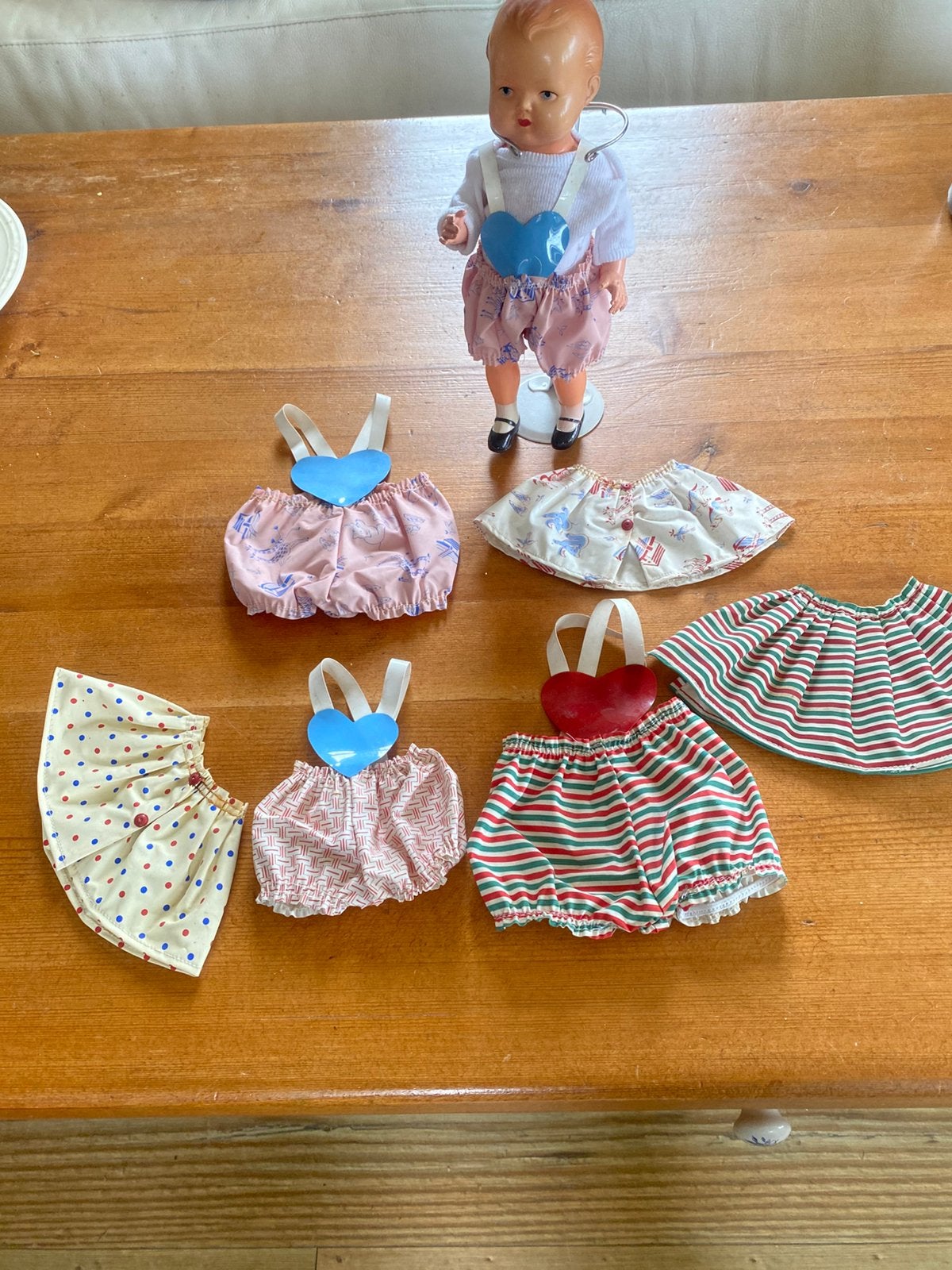 Bijzondere poppenkleertjes uit DDR, Antiek en Kunst, Antiek | Speelgoed, Ophalen of Verzenden