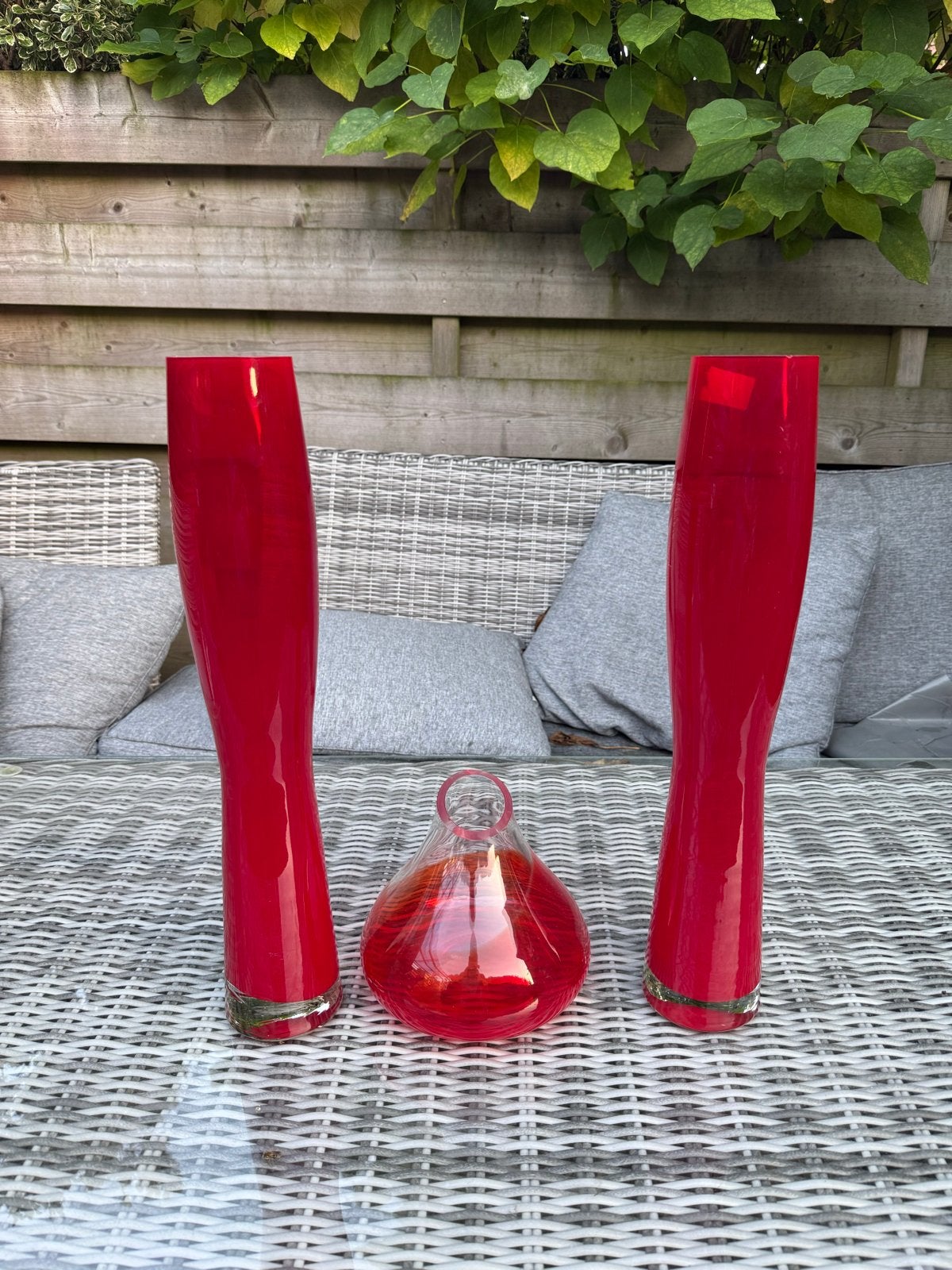 Set van 3 rode glazen vazen - Modern design, Antiek en Kunst, Ophalen of Verzenden